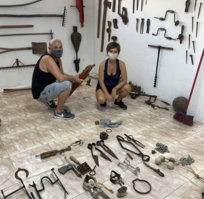 Luiz Antonio Beck e Gisele Teixeira durante a montagem do galpão da casa de cultura Juarez Teixeira
