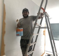 Marcos Santos pintando a sala da Casa de Cultura Juarez teixeira