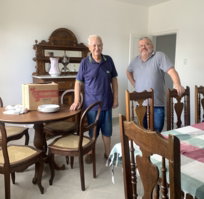 Juarez dda rosa Teixeira e João Timotheo Esmerio machado durante a montagem da sala de jantar da Casa de cultura Juarez Teixeira