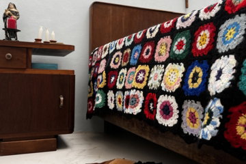 quarto-do-casal.jpg Detalhe de colcha de crochê colorida do quarto do casal da CCJT