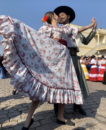 IMG-2329-1-.jpg Exibição de bailarinos durante a festa mundial do folclore em caçapava do sul, em 2022