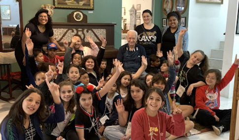 projeto-a-escola-vai-ao-museu.jpg Diretor da Casa de Cultura com crinças do projeto A Escola vai ao Museu