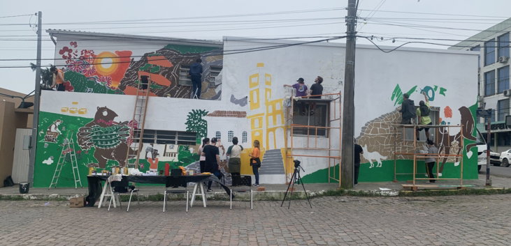 IMG-6964.jpg Alunos de desenho industrial da UFSM pintam um mural na casa de cultura